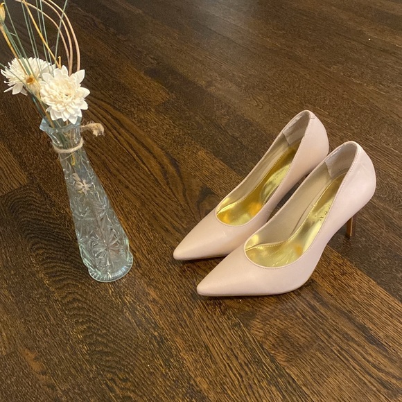 Nude Ralph Lauren Heels with Cherry Wood Heel. Size 5.5. - Picture 4 of 11